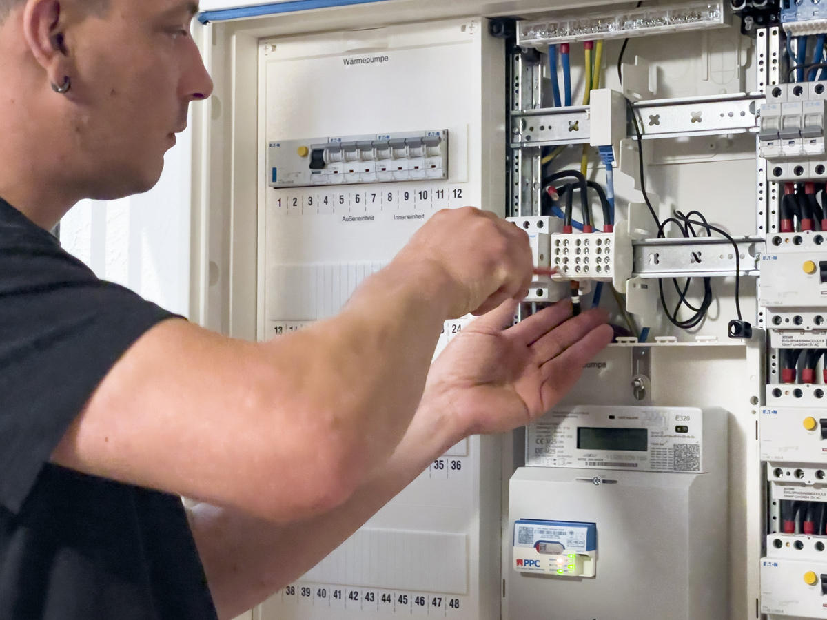 Das Unternehmen Elektrotechnik Clauberg in Solingen 2 zaelerschrank montage3