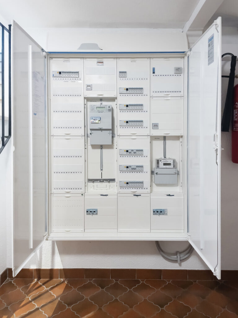 Moderne Zählerschränke 1 ein moderner Zählerschrank ist die Voraussetzung für für zeitgemäße Technologien wie Photovoltaik, Solar oder Wärmepumpen